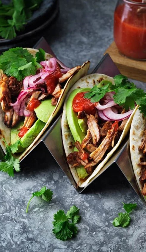 Tacos s trhaným vepřovým masem, nakládanou červenou cibulkou a salsou jalapeño