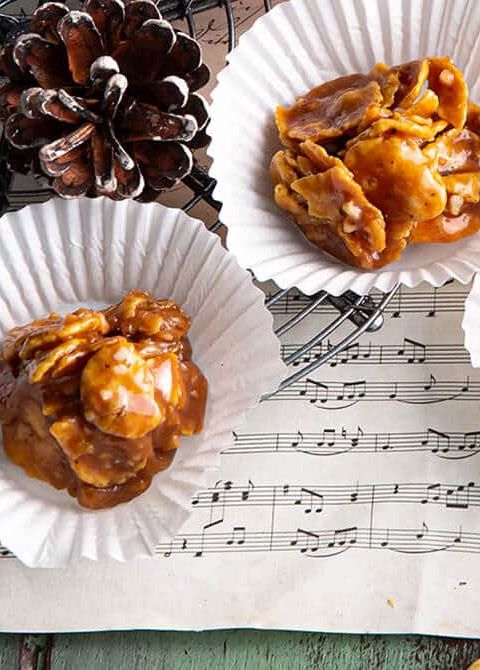 Karamelové hromádky z kukuřičných lupínků