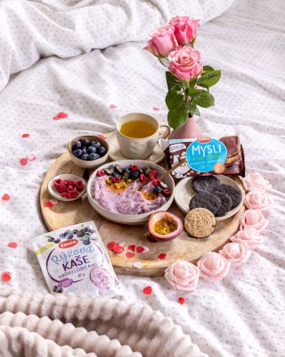 Keď chceš vyznať lásku hneď po prebudení. ❤ Ryžová kaša čučoriedky a čierne ríbezle, ovsené polomáčané sušienky s kokosom.