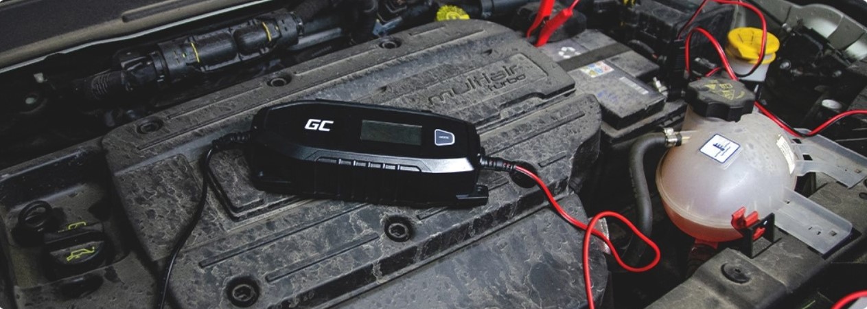 Jak připojit nabíječku k baterii?