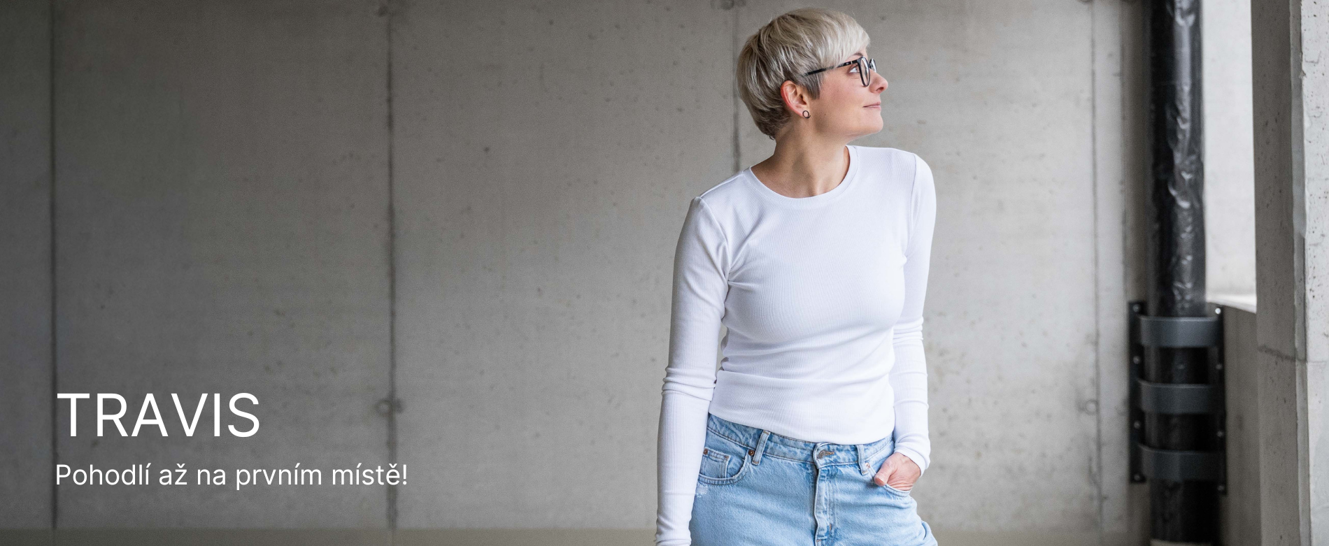 Bílé triko TRAVIS s dlouhým rukávem a kulatým výstřihem z luxusního žebrového úpletu si zamiluješ.