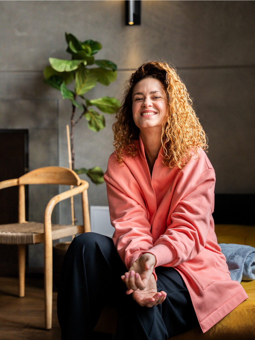 Kardigan R.E.M. meruňková UNI velikost s Kateřinou Pechovovu na gauči