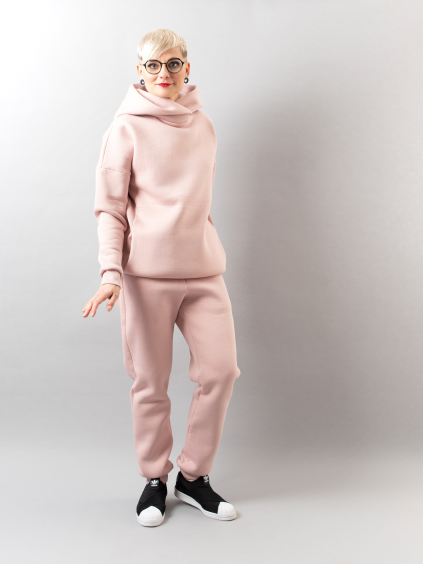 Úpletové tepláky Moloko s vnitřním chloupkem v barvě pudr celkový pohled zepředu