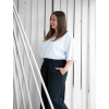 Oversized triko s obřími rukávy a výstřihem do V v bílé barvě pohled ze strany XL modelka detail
