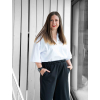 Oversized triko s obřími rukávy a výstřihem do V v bílé barvě pohled ze strany XL modelka