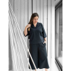 Oversized triko s obřími rukávy a výstřihem do V v černé barvě pohled zepředu modelka xl