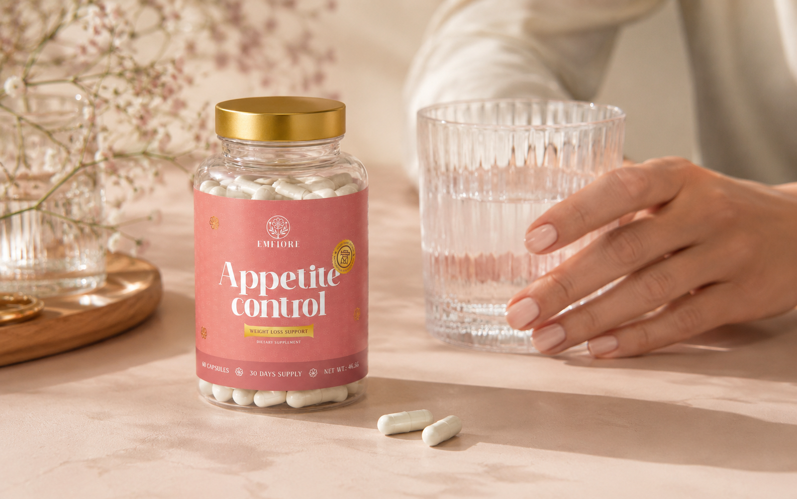 Pohár vody a ľanová obrúska – užívanie EMFIORE Appetite Control