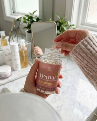 Starnutie je prirodzený proces, ale to, ako starneme, máme vo svojich rukách. 🤫 Eternal je výsledkom modernej vedy o...