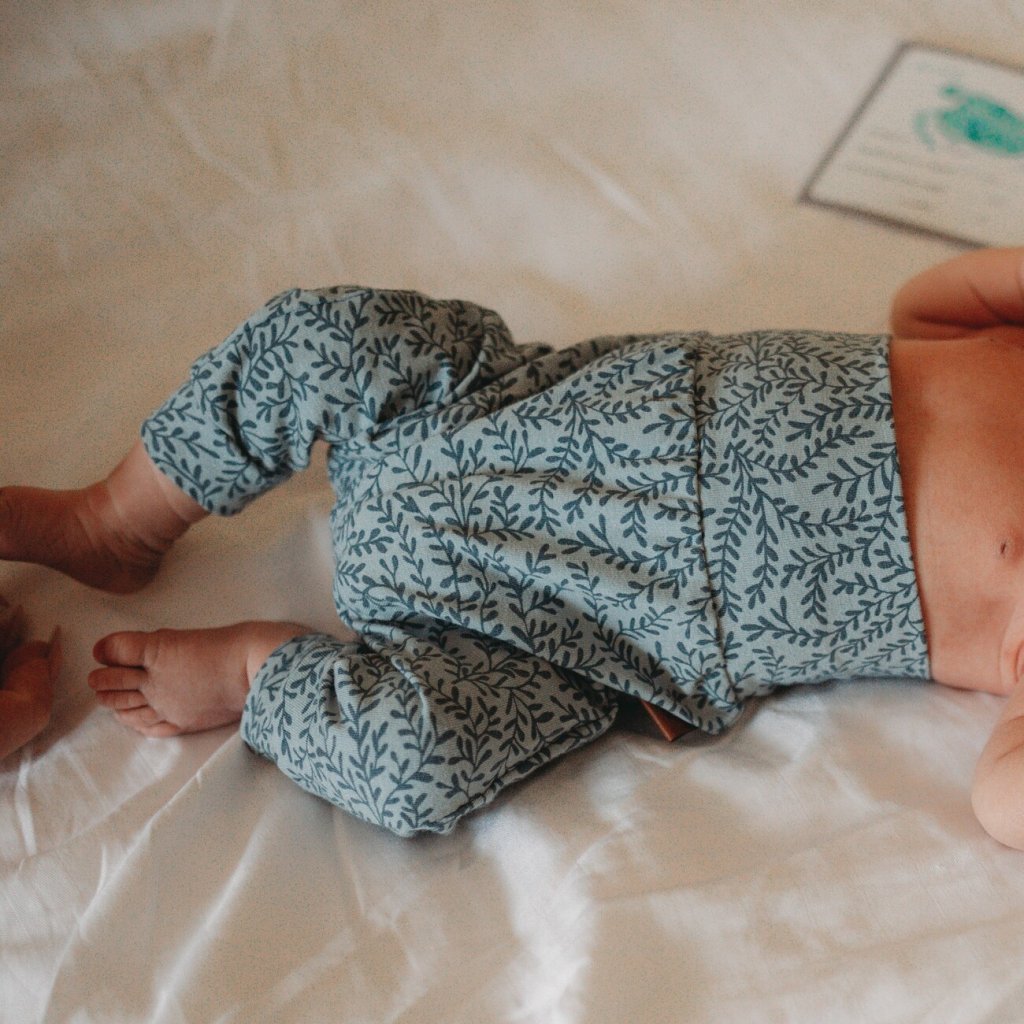 novorozenecky set cepice s uzlikem a rostouci teplacky modre vetvicky (3)