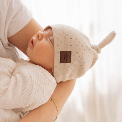 Novorozenecká čepice s uzlíkem / béžová