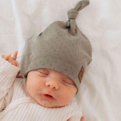 Novorozenecká čepice s uzlíkem / olivová