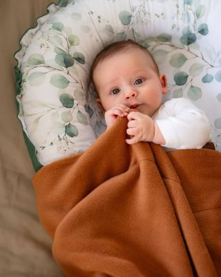 Novinka na e-shopu! 🤎 Na vaše přání jsme k oblíbené krémové dece přidali i karamelovou beránkovou deku. 🤎 Je měkoučká a...