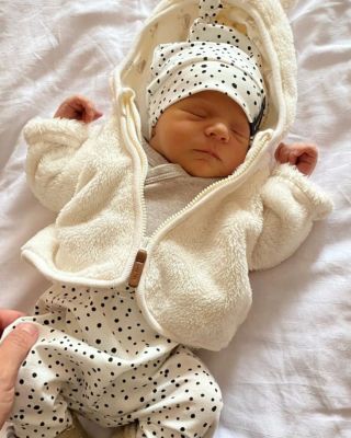 Jsou to už 4 roky od první fotky, kdy jelo moje miminko domů z porodnice v našem prvním puntíkatém novorozeneckém setu.❤️🥹...