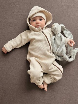 Děkujeme, že nám posíláte fotky Vašich děťátek ve vaflových novinkách.😍🫶🏻 Maxíkovi náš krémový overálek opravdu sluší, co...