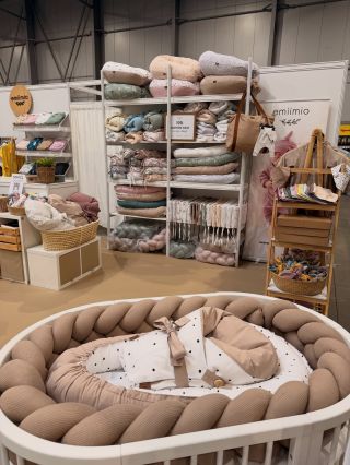 Jsme na veletrhu @for_kids_veletrh .♥️ Přivezly jsme pro vás všechen náš sortiment od výbaviček do postýlky, přes kojicí...