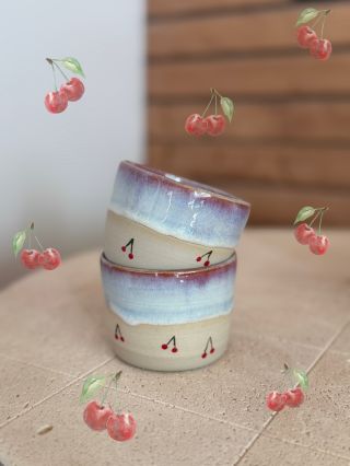 Miliarda třešní na zahradě mi byla málo, a tak jsem je zvěčnila ještě na kalíškách 😁🍒 #emloceramics #keramika #pottery...