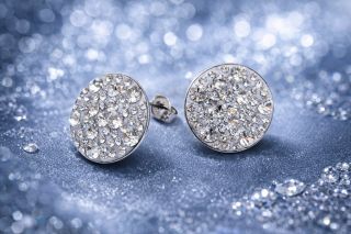 Spousta třpitivých kamínků Swarovski zasazených do hmoty #empexshop#stone#bizuterie#kaminky#lesk