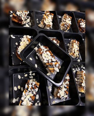 🍎🥛🥚🍞🍮🌰🍯🍫 Jablkovo tvarohová žemľovka z vianočky s mandľovými lupienkami a čokoládovým toppingom 🍽️ #emstrava #chutnastrava...