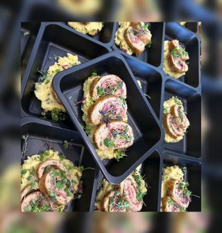 🥔🧈🥛🍗🥚🥓🍞🫛 Zemiaková pažítková kaša s roládou z mletých kuracích stehienok, plnená schwarzwaldskou šunkou v kruste z...