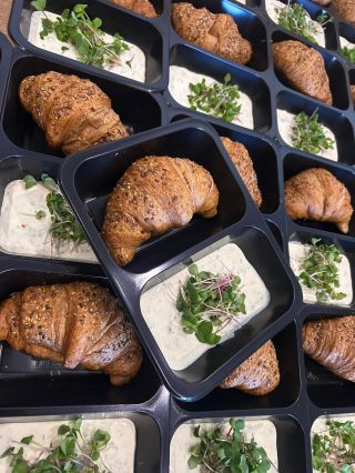 Nemáte čas variť? Práca, rodina, povinnosti… a potom ešte vymýšľať, čo navariť? S EMstravou máte o jednu starosť menej. 🍽️...