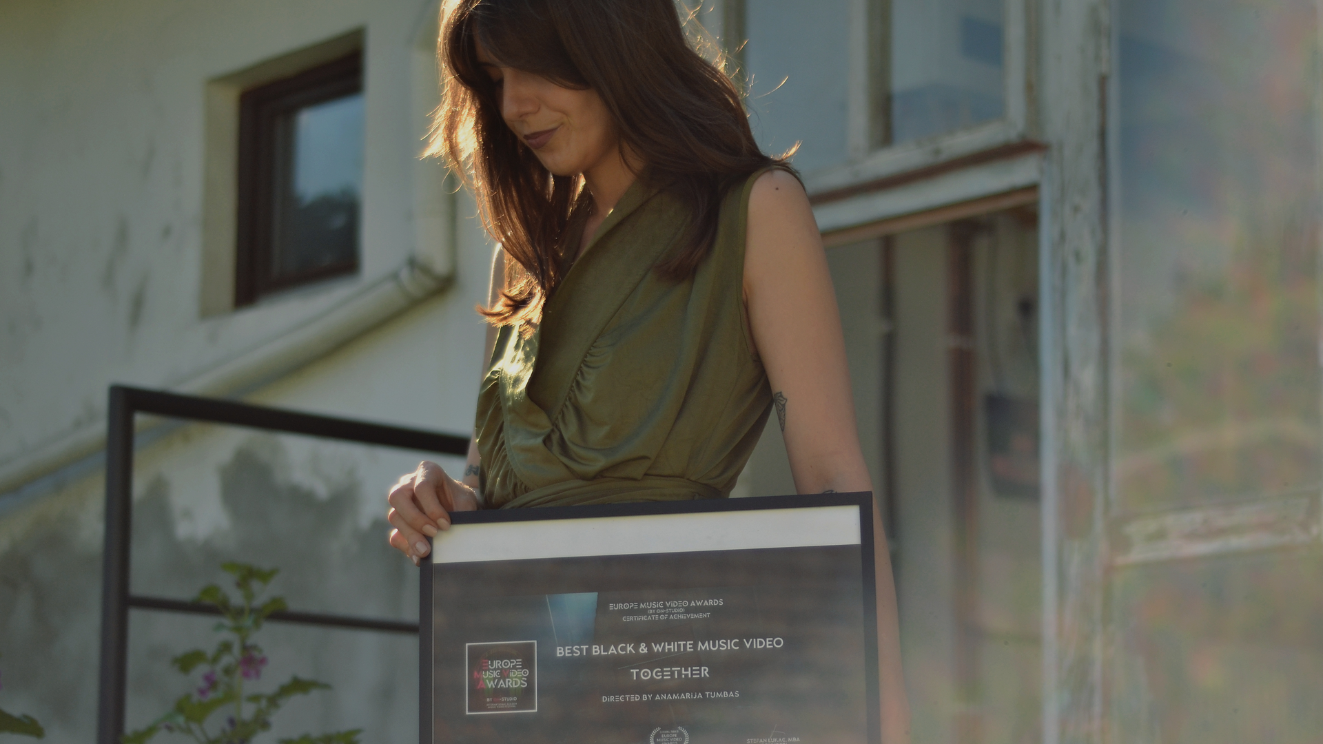 What visual and idea does our black & white video winner represent? ... reveals Anamarija Tumbas with the song Stroberiz | Dvoje