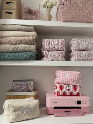 Kosmetické taštičky všude, kam se podíváš 🤩🤍 Postupně míří na e-shop a já se nemůžu dočkat, až si najdou nové domovy 🤍...