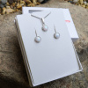 Stříbrná souprava šperků s kulatým bílým opálem a krystaly Swarovski-náušnice a náhrdelník1