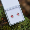 Stříbrné náušnice CARISSA se syntetickým červeným rubínem-