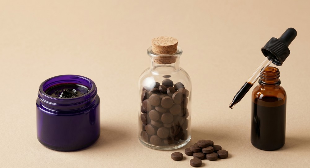 Srovnání tří forem mumia – pryskyřice v fialovém skle, tablety a tekutá forma