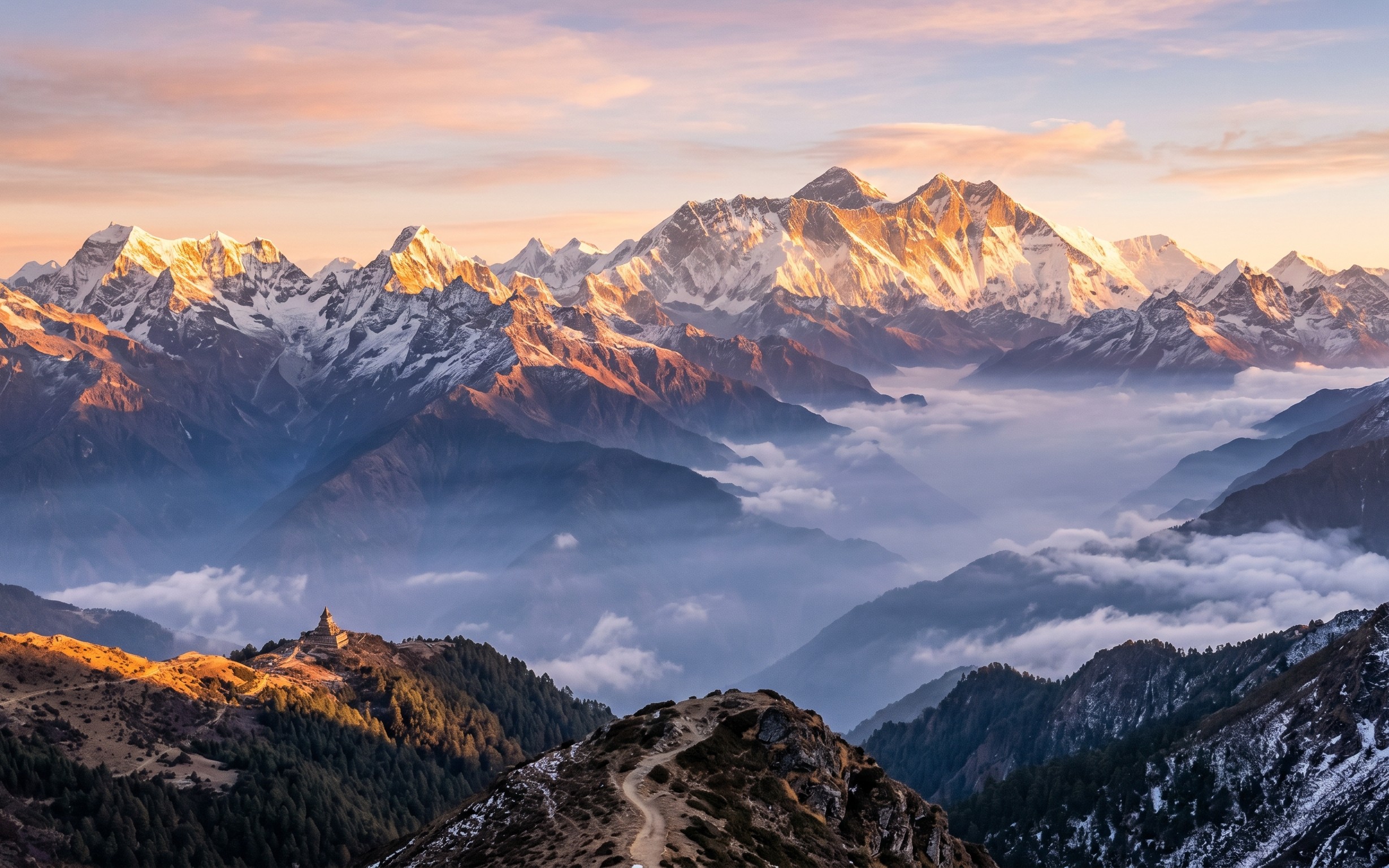 Himálajské pohoří v ranní mlze – původ himálajského mumia