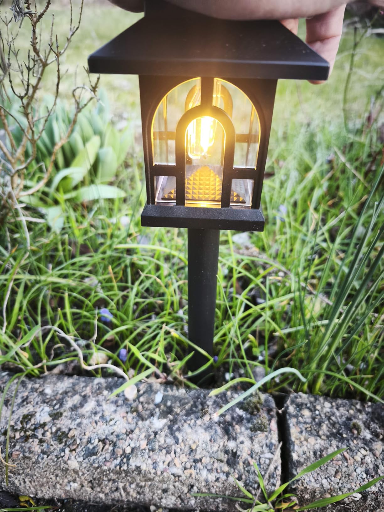 solární_lampa_do_trávníku