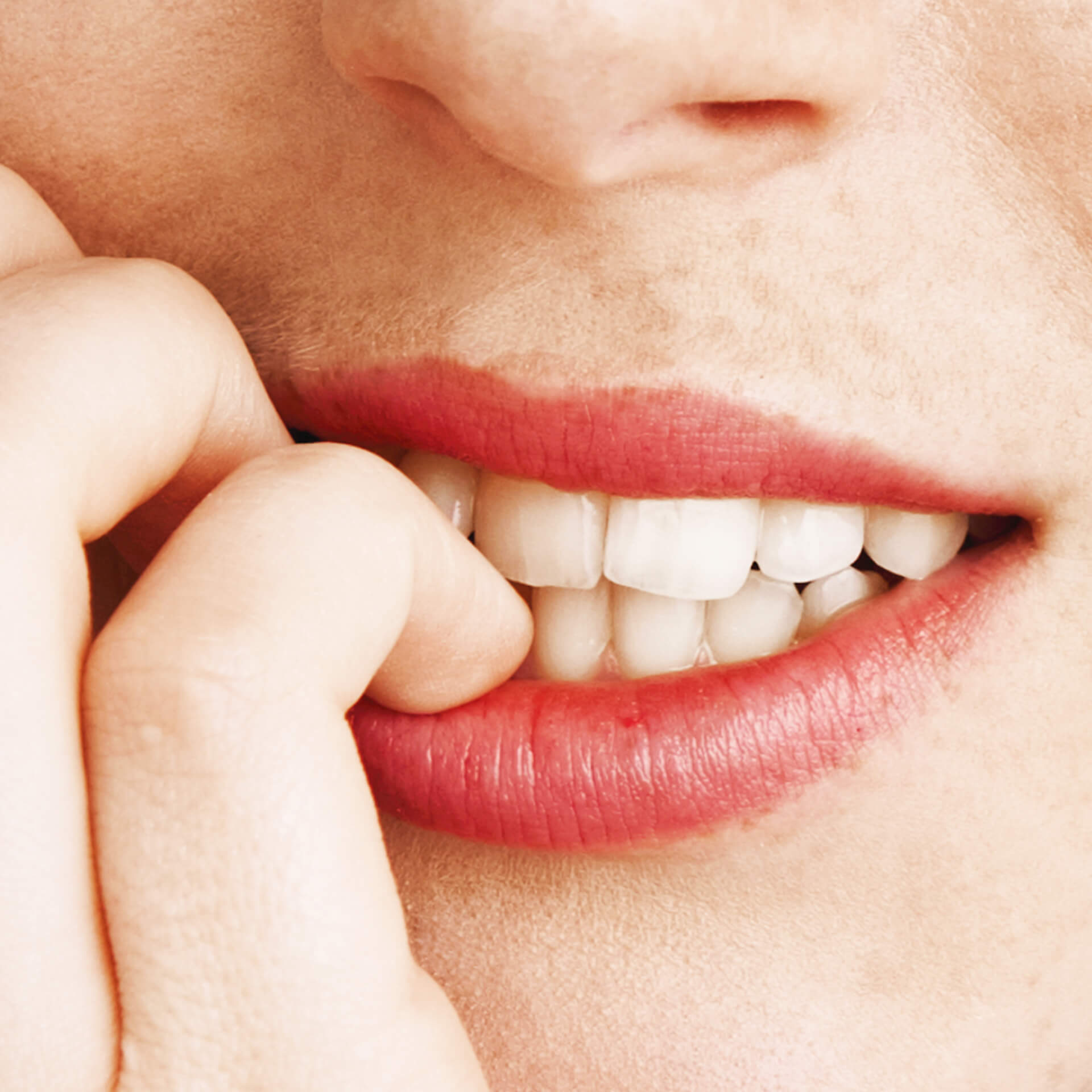 Konec s kousáním nehtů: prevence a úloha nehtové kosmetiky