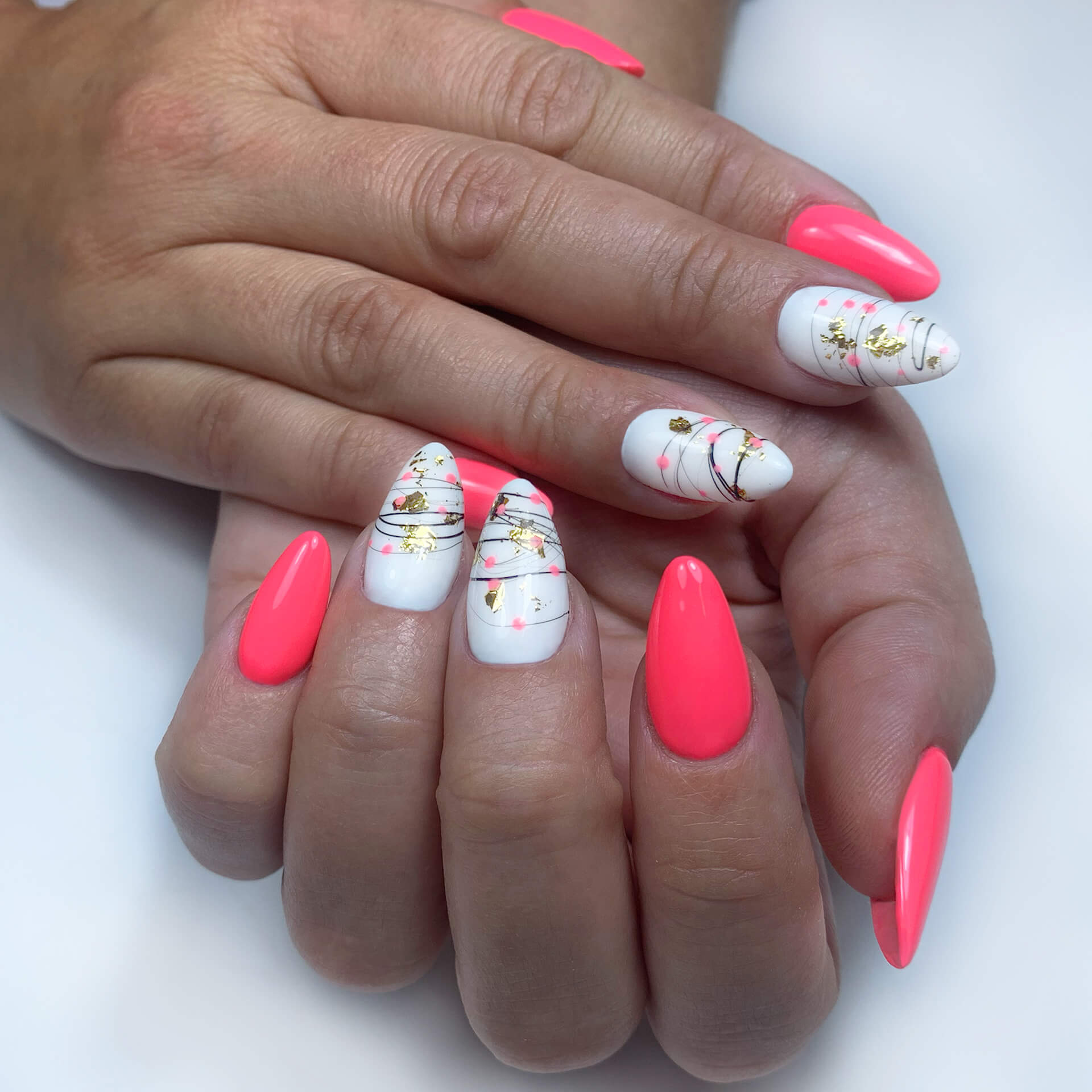 Jemné Nail art efekty společně Neonovými nehty