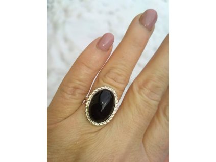 Stříbrný prsten s onyxem a obrubou