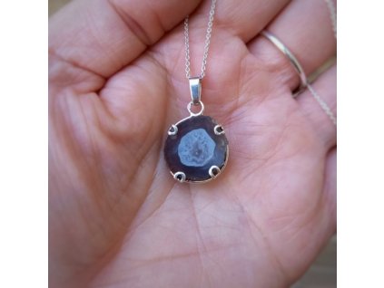 Achát ve stříbrném závěsu s řetízkem