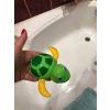 Zelená skrutkovacia vodná korytnačka do kúpeľa