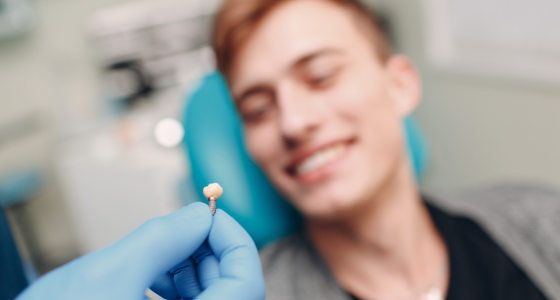 Pečlivá a jemná hygiena jako základ úspěšného hojení zubního implantátu