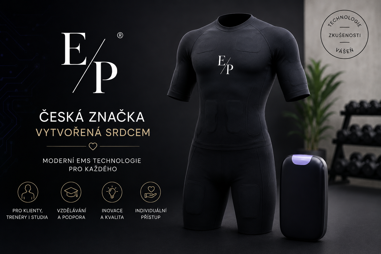 Černý profesionální EMS oblek E/P s chytrými elektrodami, vedle něj moderní ovládací jednotka se světelným efektem. Pozadí tvoří fitness prostředí s činkami a rostlinou. Text na banneru zdůrazňuje českou značku, moderní EMS technologie, individuální příst