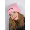 Čepice s nápisem růžová