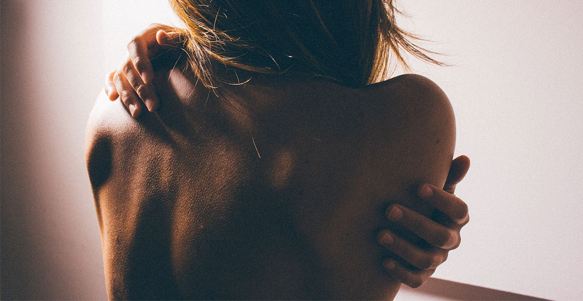 Červené fleky na zádech mohou být příznaky kožních onemocnění