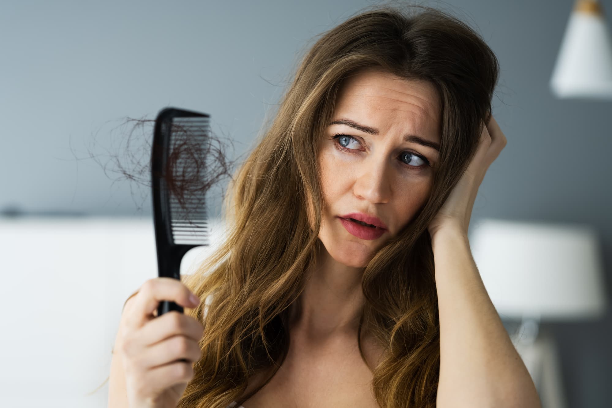 Padání vlasů: Víte proč k němu dochází, kdy je v normě a kdy jej řešit?
