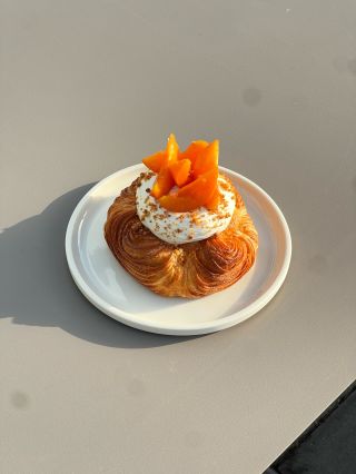 Čas na rozloučenou… 🍑 Jen do pátku se můžete stavit na náš meruňkovo-bezový danish. A s ním i poslední možnost ochutnat...