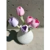 Jarní pastelové tulipány s designovou vázou