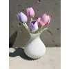 Jarní pastelové tulipány s designovou vázou