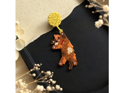 Pin kočka visící za klubíčko