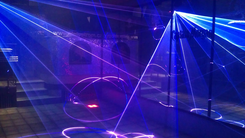 KVANT v klubu u Zlatého stromu