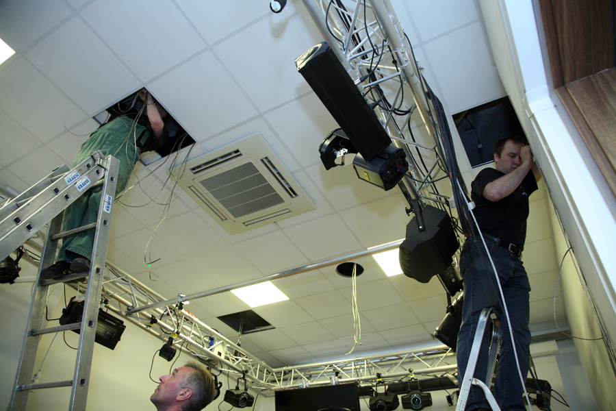 Instalace stropních podhledových reproduktorů QSC