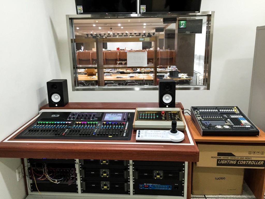 Instalace procesorů iDR a mixážního systému GLD v nové univerzitní budově v Koreji