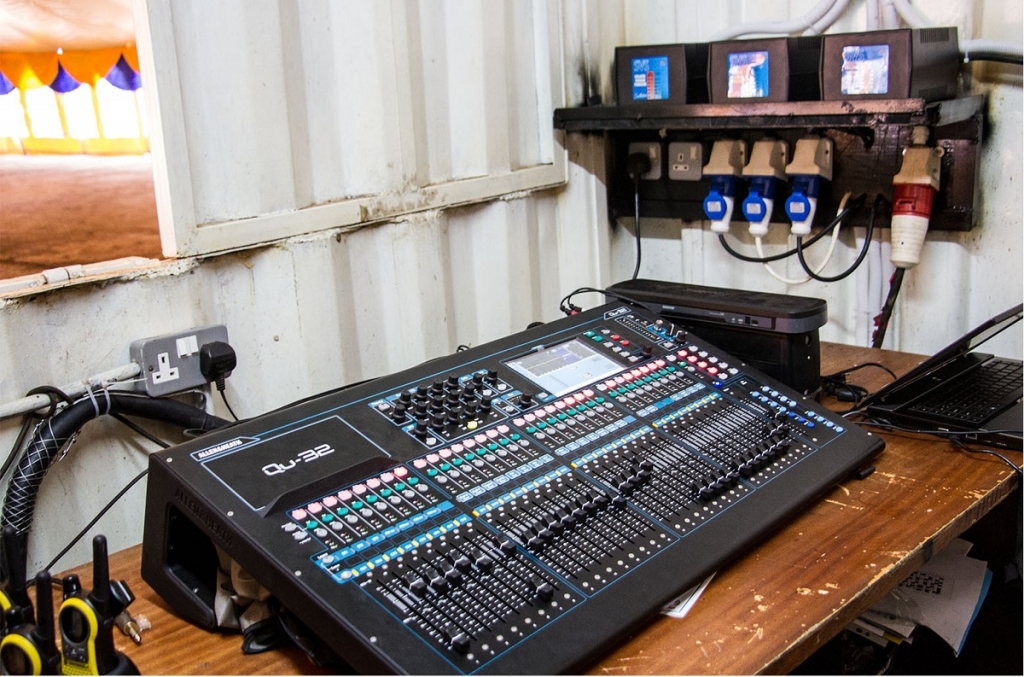 Instalace QU-32 v keňském kostele