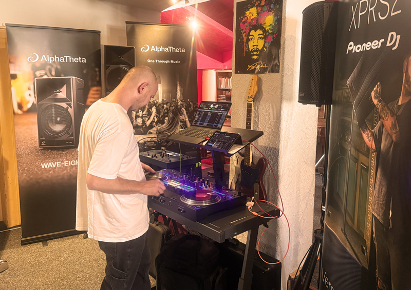 DMC2025_ALPHA_THETA_1